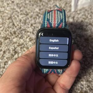 🍎 watch series 4 comes with charger and a whole pack of bands/faces!